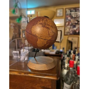 🌐 La sapienza e l'esperienza di oltre sett'anni si unicono all'innovazione, dando luce al Bridge.

La sua peculiarità è la mappa in tecnocuoio, dalle tonalità marroni e rossastre che si uniscono insieme per creare un oggetto dal design autentico ed estremamente originale.

Ma non è finita qui, perché Bridge ha una base in legno di noce massello che racchiude la nota innovativa: la ricarica wireless incorporata.🔋

Scoprilo sul nostro sito e rendi unica la tua scrivania.

Link in Bio!

#mappamondi #mappamondiartigianali #zoffoli #oggettiarredodilusso #elementidecorativi #complementiarredoluxury #mappamondodesign #artigianalità #arredomadeinitaly